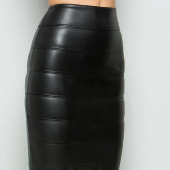 Lena Gabrielle Layered Tiered Faux Leather Pencil Skirt Edgy Knee Length Size 8 - Picture 2 of 9